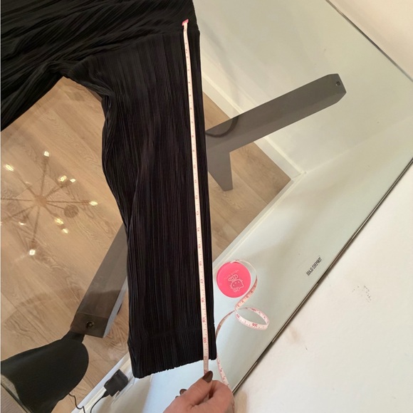 ALO Cropped Micro Plisse Jacket - Black, Size L - Picture 8 of 15